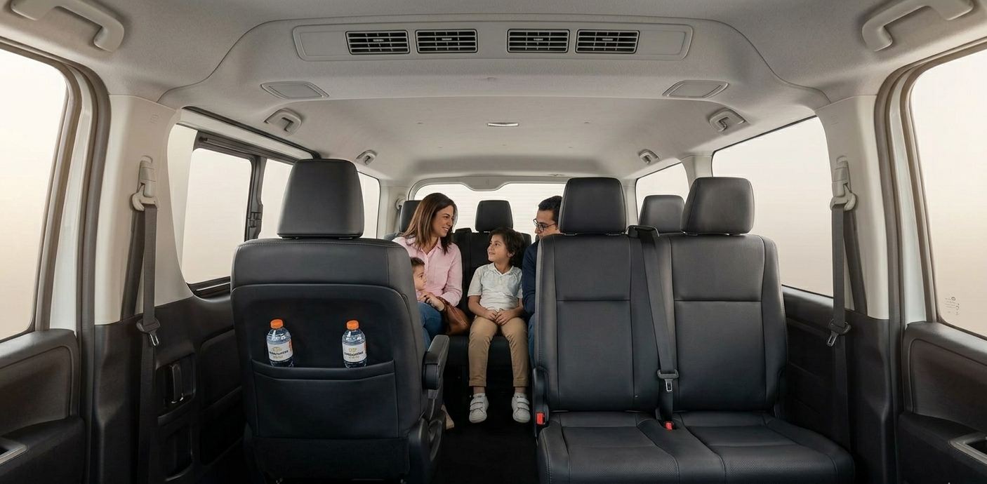 المقصورة الداخلية لليموزين مطار القاهرة - تويوتا هايس - كراسي جلدية واسعة، تكييف، وزجاج معتم لراحة الركاب.